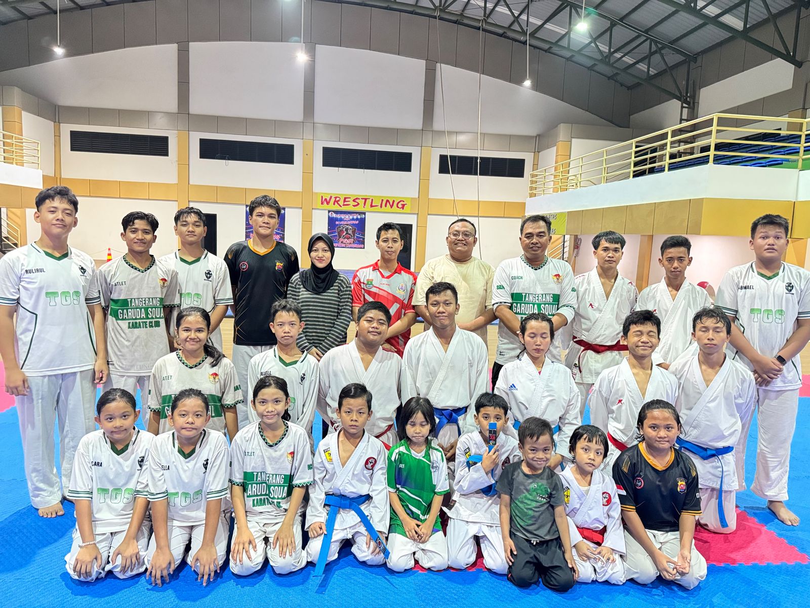 Atlet dan pelatih Tangerang Garuda Squad berfoto bersama seusai latihan di GOR