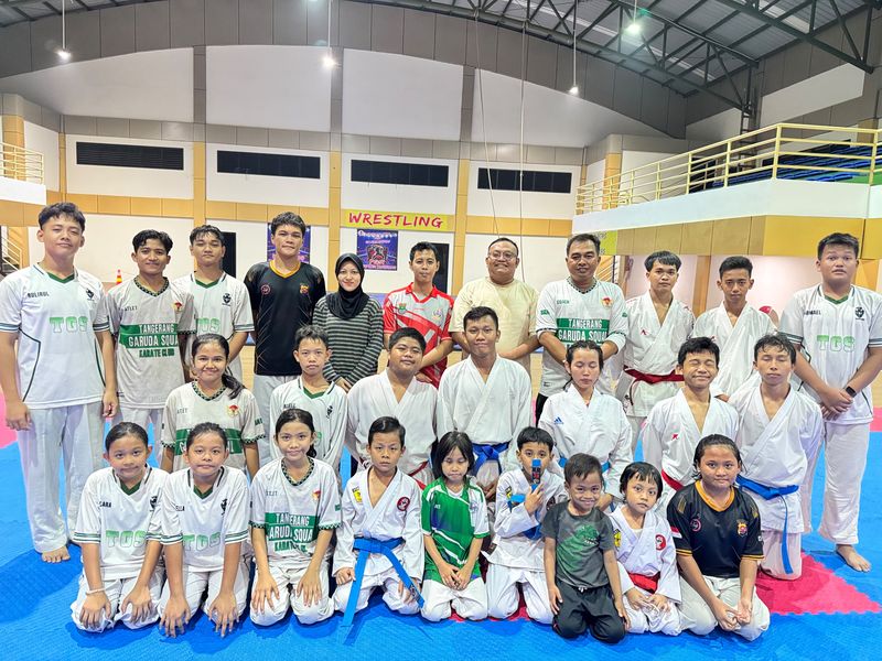 Atlet dan pelatih Tangerang Garuda Squad berfoto bersama di GOR